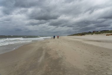 Sylt - Almanya 'nın kuzeyinde Schleswig-Holstein, 08.06.2019 güçlü rüzgarla Wenningstedt Sahili' ne bakın