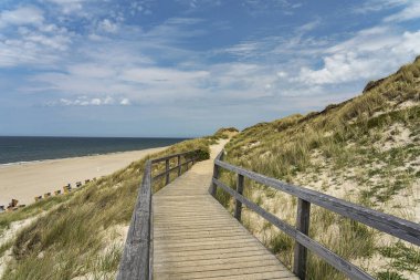 Sylt - Almanya 'nın kuzeyinde Schleswig-Holstein, Wenningstedt' teki Boardwalk 'tan Beach' e ve Grass Dunes 'a görüntü