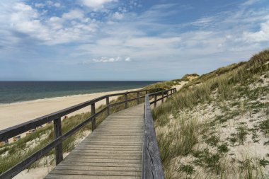 Sylt - Almanya 'nın kuzeyinde Schleswig-Holstein, Wenningstedt' teki Boardwalk 'tan Grass Dunes' a görüntü