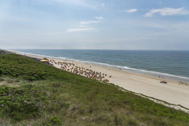 Sylt - Almanya 'nın kuzeyinde Schleswig-Holstein eyâletinde, Wenningstedt' teki kumsaldan kumsala ve kumsala kadar görüntüleme