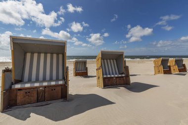 Sylt - Almanya 'nın kuzeyinde, Wenningstedt' teki terk edilmiş plaj sandalyelerine bakın, 13.06.2018