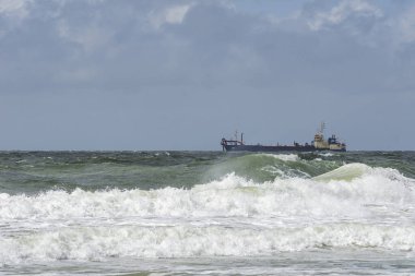 Sylt - Almanya 'nın kuzeyinde Schleswig-Holstein, Wenningstedt Sahili' ndeki dalgalı denizde gemiye yakın çekim, 03.06.2015