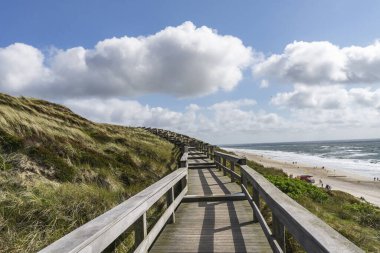 Sylt - Tahta Boardwalk 'tan Wenningstedt Sahili' ne, Almanya 'nın kuzeyinde Schleswig-Holstein, 03.06.2015