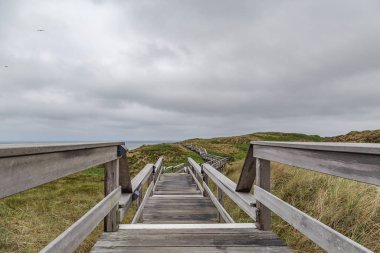 Sylt / Almanya 'daki Kumsalda Tahta Yürüyüş Yolu