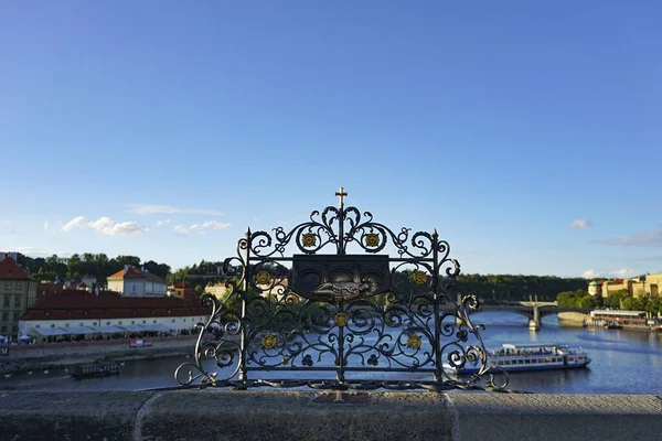 Prag Blick Auf Das Kruzifix Auf Der Karlsbrücke Zur Moldau — Stockfoto