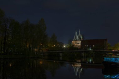 Luebeck - Holsten Kapısı 'nı bir kenara bırakırsak, 1464 yılında inşa edilmiş bir şehir kapısı, Schleswig-Holstein, Almanya, Luebeck, 27.04.2018