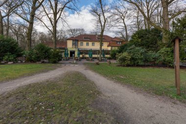 Krefeld- Huels - Huelser Dağı Hanı 'na cephe, 1909' da bir Kelt kampının kalıntıları Huelser Dağı, Kuzey Ren Vestfalyası, Almanya, 08.03.2019 'da çıkarıldı.