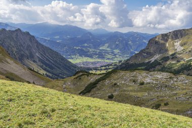 Oberstdorf - Nebelhorn dağından Oberstdorf ve Kleinwalsertal köyüne, Bavyera, Almanya, 24.09.2017