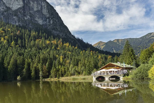 Garmisch-Partenkirchen - Pfleger Gölü 'ndeki Dağ Hanı' na bakış suya, Bavyera 'ya, Almanya' ya, Garmisch-Partenkirchen 'e, 25.09.2012