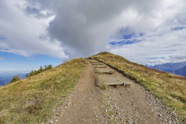 Oberstdorf - Fellhorn Dağı 'na bakın Schlappolt Gölü' ne giden yol Alpler-Panorama, Bavyera, Almanya, 27.09.2017