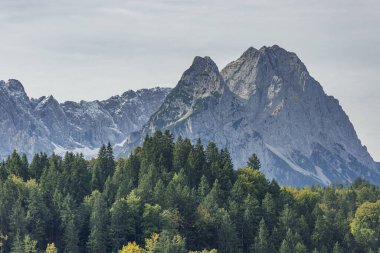 Garmisch-Partenkirchen - Küçük ve Büyük Waxenstein Dağları Renkli Sonbahar Ortamı / Bavyera / Almanya