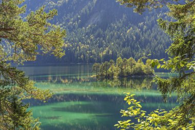 Garmisch-Partenkirchen - Eib Gölü 'ne bakın Sonbahar Havası / Bavyera / Almanya' da Sudaki yansımalarla