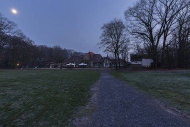 Krefeld - Stadtwald Gölü 'nden Stadtwald Gölü' ne Bakış, soğuk ve sisli bir Ocak Günü, Kuzey Ren Westpahalia, Almanya, Krefeld, 18.01.2019