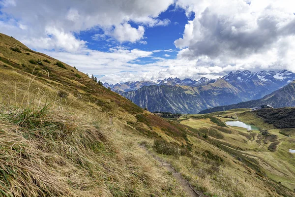 Oberstdorf - Fellhorn Dağı 'ndan Schlappolt Gölü' ne Alpler-Panorama ve Schlappolt-Kablo Araba İstasyonu, Bavyera, Almanya, 27.09.2017