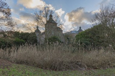 Willich - Kuzey Ren Vestfalyası, Almanya, Willich, 24.12.2018 Günbatımında Neersen Kalesi 'ne bakın.