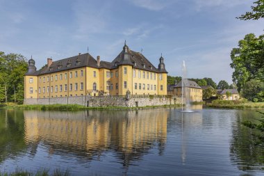 Juechen - Hendek ve dış Bailey, Kuzey Ren Vestfalyası, Almanya, Juechen 25.08.2017 ile Dyck Kalesi 'ndeki Kale