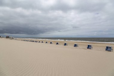 Sylt-Holstein, Almanya, Sylt, 12.06.2018 yakınlarındaki terk edilmiş sahil sandalyelerine bakın.