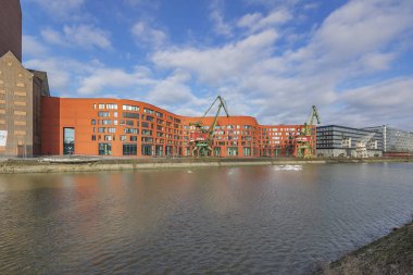 Duisburg - Limana ve eski vinçlerle İl Arşivlerine doğru, Kuzey Ren Vestfalyası, Almanya, Duisburg, 14.01.2018