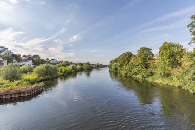Muelheim - Ruhr Nehri 'ne ve uzak mesafeden belediye binası, Kuzey Ren Vestfalyası, Almanya, Muelheim, 30.07.201