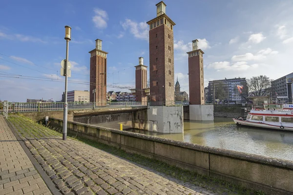 Duisburg Veduta Sul Ponte Schwanentor Sulla Torre Del Municipio Renania — Foto Stock