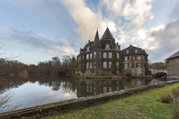 Ratingen Uitzicht Gracht Kasteel Linnep Een Zonnige Ochtend Noordrijn Westfalen — Stockfoto