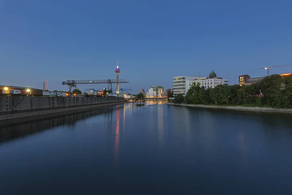 Düsseldorf Blick Auf Beleuchteten Medienhafen Mit Totaler Mondfinsternis Nordrhein Westfalen — Stockfoto