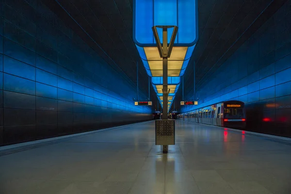 Hamburg Blick Auf Den Beleuchteten Bahnhof Universität Deutsch Bitte Nicht — Stockfoto