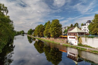 Muelheim - Ruhr Nehri 'ndeki Flora-Köprüsü' nden ve uzaktaki Kahlenberg Elektrik Santrali, Kuzey Ren Vestfalyası, Almanya, Muelheim, 30.07.2018