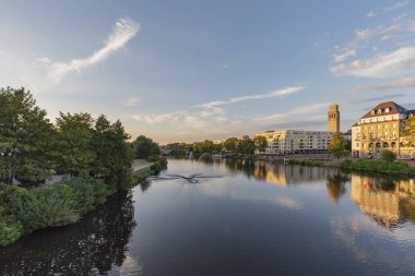 Muelheim - Sunset, Kuzey Ren Vestfalyası, Almanya, Muelheim, 30.07.2018 'de Muelheim Nehri Ruhr ve Marian' a bakınız