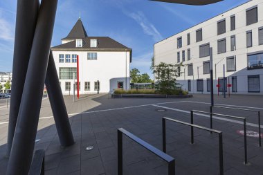 Moers - Townhall 'ın yeni bölümünden 2009' da tamamen yenilenen eski Townhall 'a doğru, Kuzey Ren Vestfalyası, Almanya, Moers, 26.08.2018