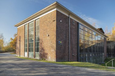 Duisburg - Kuzey Ren Vestfalyası, Almanya, Duisburg, 18.11.2018 'de Landschaftspark Duisburg-Meiderich' te ağaçlarla çevrili Swiching Satation 'a bakış