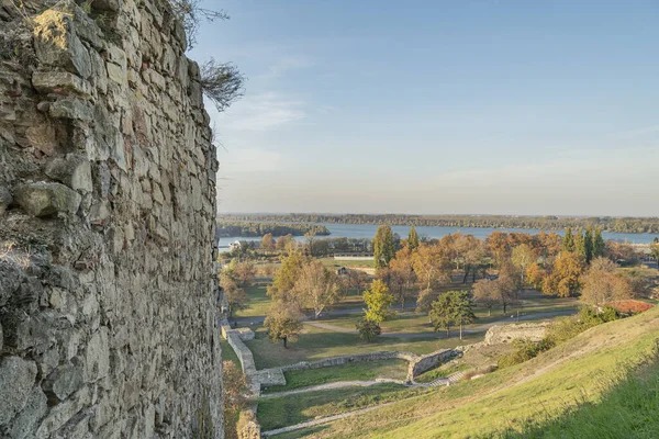 Bělehrad Pohled Pevnosti Bělehrad Starobylé Ruiny Pohled Řeku Uložit Dunaj — Stock fotografie