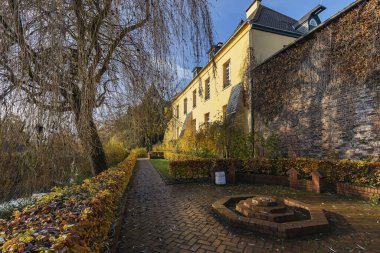 Krefeld-Linn - Kuzey Ren Vestfalya, Almanya 'daki Linn Kalesi' ndeki av kulübesinin arka tarafında, 22.11.2019