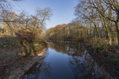 Krefeld - Sonbahar havasında City Park 'a bakın ve yansımalı sakin su, Kuzey Ren Vestfalyası, Almanya, 04.12.2019