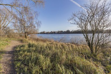 Kaiserswerth, Kuzey Ren Vestfalyası, 15.12.2019 'da Kaiserswerth' e yürüyüş yolundan görüntülendi.