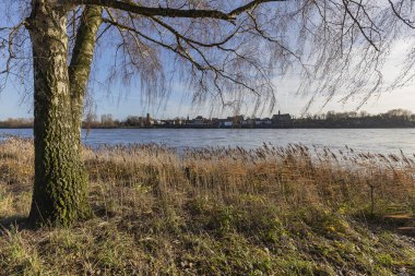 Kaiserswerth, Kuzey Ren Vestfalyası, 15.12.2019 'da Kaiserswerth Landmark' a yürüyüş yolundan görüntülendi.