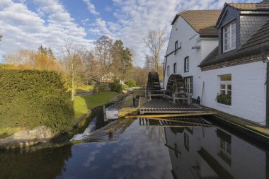 Viersen-Dogum - Harik Gölü 'ndeki Muehlrather Otel Muehlrather su değirmeninin yakin görüntüsü, Kuzey Rnine Vestfalya, Almanya, 30.12.2019