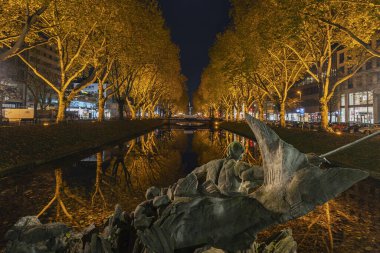 Duesseldorf - Tritonen-Fountain, Duesseldorf heykeltraşı Friedrich Coubillier tarafından 1898-1902 yılları arasında, Kuzey Ren Vestfalyası, Almanya, 08.11.2019