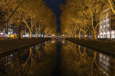 Duesseldorf - Tritonen-Fountain 'den Giradet-Bridge, Kuzey Ren Vestfalya, Almanya' ya doğru, 08.11.2019
