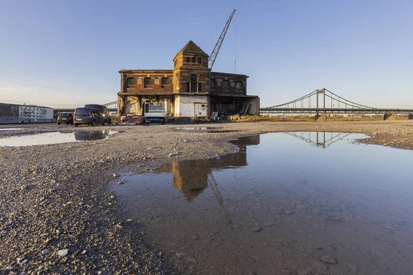 Krefeld Linn Großaufnahme Rheinbrücke Spiegelt Sich Einer Pfütze Nordrhein Westfalen — Stockfoto