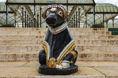Bengaluru - Hindistan Kristal Sarayı önündeki Boğa Heykeli 'ne bakın, Karnatka, Hindistan, 06.09.2019