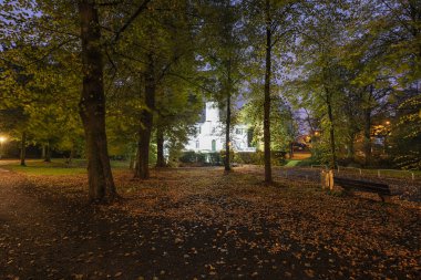 Krefeld-Bockum - Kuzey manzaralı Neuenhofen Hanesi sonbahar havasıyla aydınlandı, Kuzey Ren Vestfalyası, Almanya, 01.11.2019