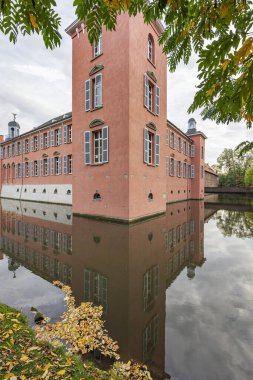 Duesseldorf-Kalkum - Manor House, North Rhine Westphalia, Almanya, 24.10.2019 ile demirlemiş Kalkum Kalesine bakın