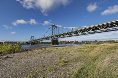 Krefeld-Uerdingen - Panorama-View 'den nehir köprüsüne, alçak gelgitle, Kuzey Ren Vestfalyası, Almanya, 12.10.2019