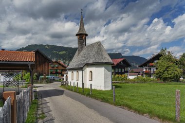 Oberstdorf-Kornau - 16.yy, Bavyera, Almanya, 17.09.2019 'da inşa edilen St. Fabian Kilisesi ve St. Sebastian' a Rearviev
