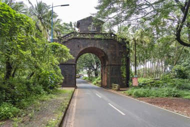 Eski Goa - Vasco da Gamas 'ın torunu Francisco da Gama tarafından dikilen Genel Vali Arch' ın Önü, 08.09.2019