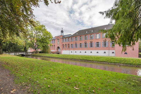 Düsseldorf Kalkum Blick Auf Wasserschloss Kalkum Mit Vorbeiziehendem Blackcreek Nordrhein — Stockfoto