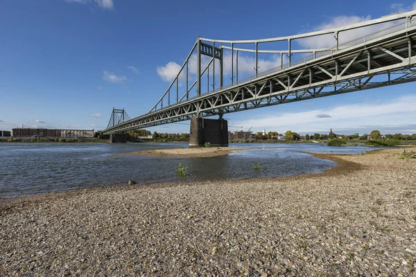 Krefeld-Uerdingen - Nehir Ren Köprüsüne Yakın Akıntı, Kuzey Ren Vestfalyası, Almanya, 12.10.2019