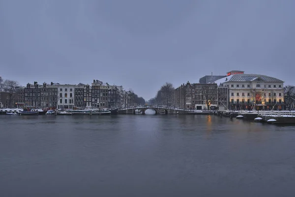 Amsterdam Widok Rzekę Amstel Teatr Królewski Tle Nordholland Holandia Amsterdam — Zdjęcie stockowe
