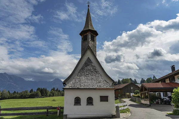 Oberstdorf-Kornau - 16.yy, Bavyera, Almanya, 17.09.2019 'da inşa edilen St. Fabian Kilisesi ve St. Sebastian' ın Cephesi